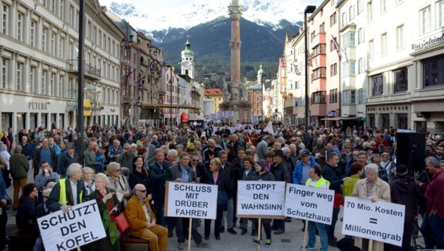 Die Maria-Theresien-Straße in Innsbruck war bei der Demo gegen die Stadtpolitik gut gefüllt. (Bild: FISCHER ANDREAS)
