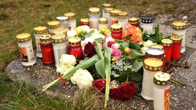 Ein Meer an Kerzen erinnert am Unfallort an Katharina Wiesmayr (16). (Bild: Wolfgang Spitzbart)