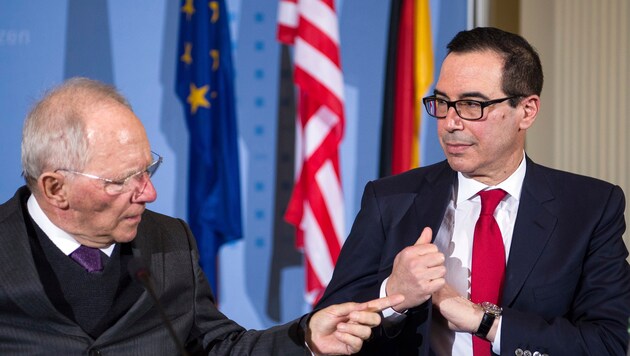 Deutschlands Finanzminister Wolfgang Schäuble und US-Amtskollege Steven Mnuchin (Bild: AP)