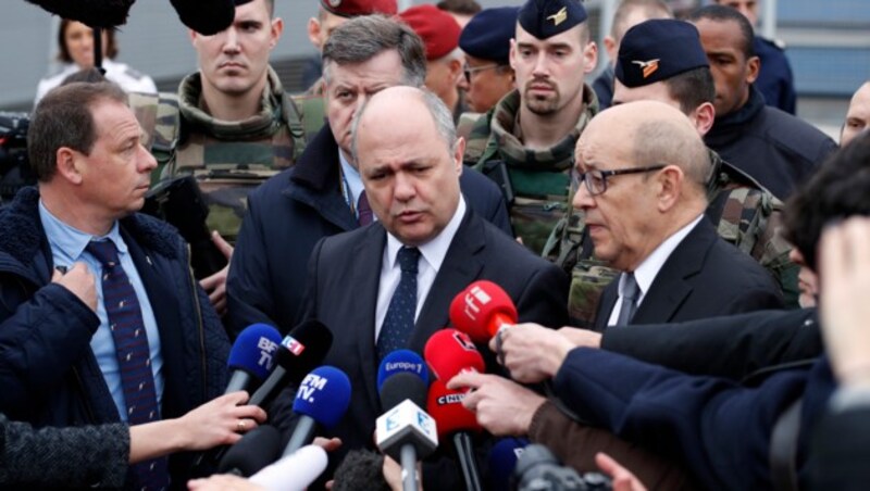 Innenminister Bruno Le Roux (Bildmitte) und Verteidigungsminister Jean-Yves Le Drian (rechts) (Bild: AFP)