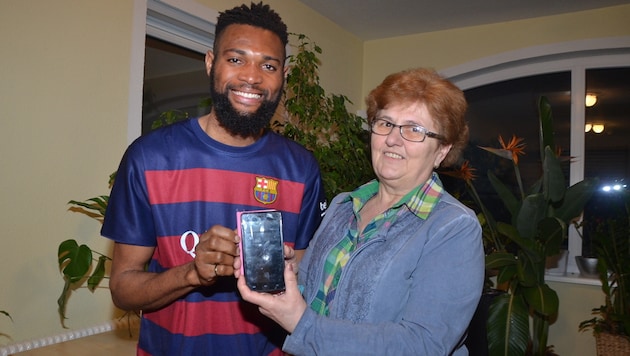 Asylwerber Festus aus Nigeria hatte das verlorene Handy von Gertrude Weiss gefunden. (Bild: Christian Schulter)