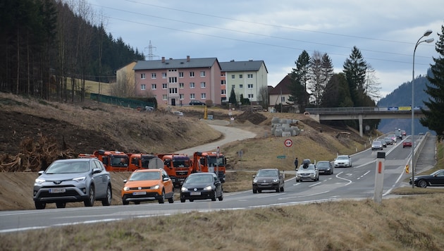 Noch wälzen sich die Autokolonnen über die Bundesstraße durch die Gemeinde Unzmarkt-Frauenburg. (Bild: Jakob Traby)