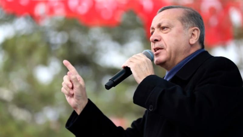 Der türkische Präsident Recep Tayyip Erdogan bei einer Wahlkampfveranstaltung (Bild: AP)