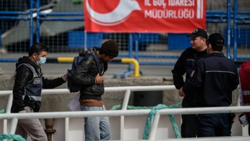 Ein aus Griechenland abgeschobener Flüchtling bei seiner Ankunft in der Türkei (Bild: APA/AFP/OZAN KOSE)