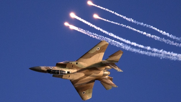 Ein israelischer F-15-Kampfjet beim Abschuss von Täuschkörpern (Bild: AFP)