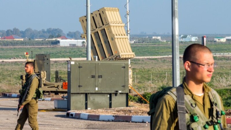 Israelische Soldaten bewachen einen Stützpunkt des Raketenabwehrsystems "Iron Dome". (Bild: AFP)