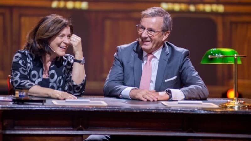 Ingrid Thurnher und Jan Hofer müssen buchstabieren. (Bild: ORF)