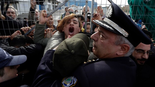 Afghanische Flüchtlinge werden von griechischen Polizisten am Weiterkommen gehindert. (Bild: ASSOCIATED PRESS)