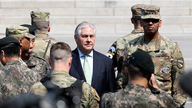 US-Außenminister Tillerson mit Soldaten an der Grenze zwischen Süd- und Nordkorea (Bild: AFP)