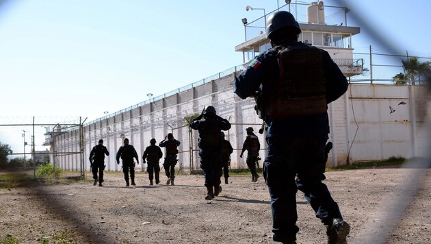 Sicherheitsbeamte vor jenem mexikanischen Gefängnis, aus dem "El Negro" die Fluch gelang (Bild: EPA)