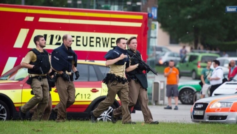 Einsatzkräfte vor Ort (Bild: APA/AFP/dpa/MATTHIAS BALK)