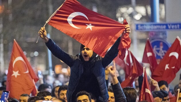 Trotz der Ausschreitungen am Wochenende wird nun eine türkische Protestaktion in Rotterdam erlaubt. (Bild: AFP)