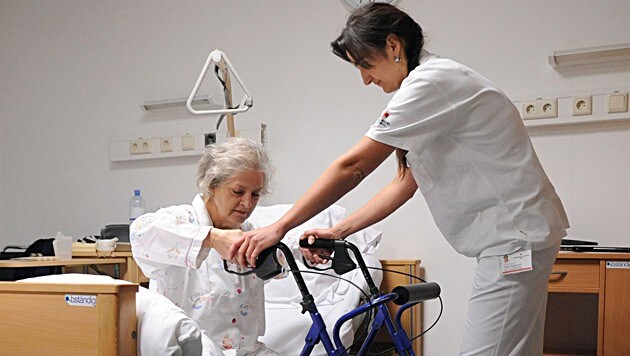 Fachkräfte in der Altenpflege sind begehrt, in den kommenden sieben Jahren werden in OÖ 2000 zusätzliche benötigt. (Bild: APA/BARBARA GINDL)