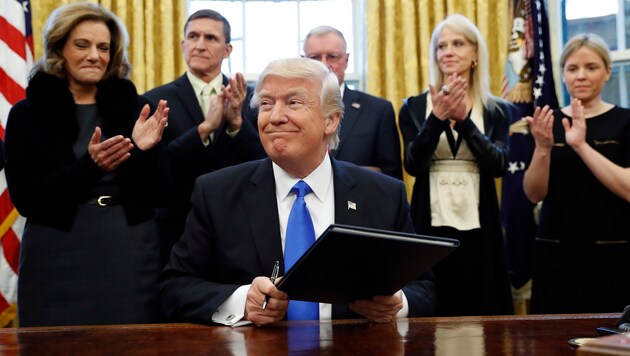 Donald Trump bei der Unterzeichnung des Einreise-Dekrets (Bild: ASSOCIATED PRESS)