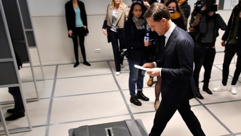 Mark Rutte gibt seine Stimme ab. (Bild: AP)