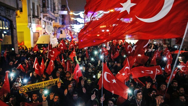Proteste von Türken gegen die Niederlande (Bild: Associated Press)