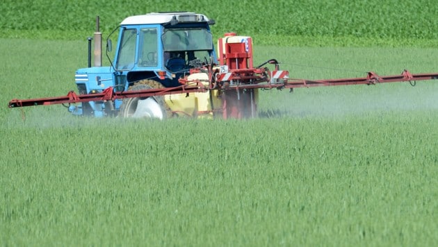 Eingesetzte Pestizide wandern und verbreiten sich bei höheren Temperaturen eher als bei niedrigeren, wie nun ein Studie zeigt. (Bild: APA/Helmut Fohringer)