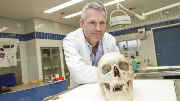 Gerichtsmediziner Fabio Monticelli versucht das Rätsel um das namenlose Skelett zu lösen. (Bild: MARKUS TSCHEPP)