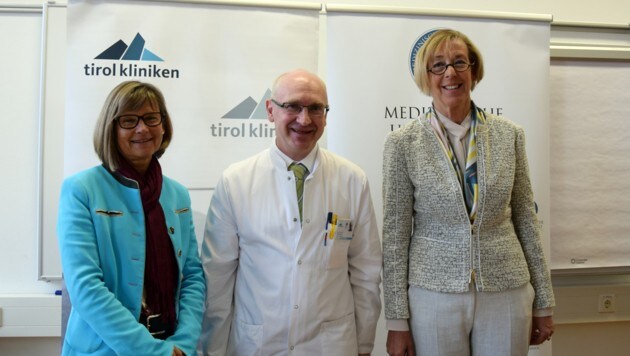 Thomas Müller mit Alexandra Kofler (Ärztl. Direktorin,li.) und Rektorin Helga Fritsch (Med-Uni). (Bild: MUI)