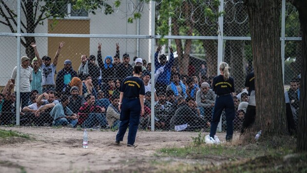 In ungarischen Flüchtlingslagern kommt es immer wieder zu Protesten. (Bild: EPA)