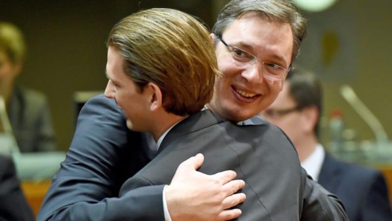 Herzliche Beziehungen zum Westbalkan: Kurz und der serbische Premier Aleksandar Vucic (Bild: EMMANUEL DUNAND/AFP)