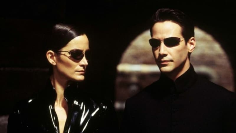 Carrie-Anne Moss und Keanu Reeves 2003 in "Matrix Reloaded" (Bild: Moviestore Collection/face to fa)