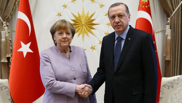 Merkel lobt Erdogan für die Aufnahme von Flüchtlingen (Bild: ASSOCIATED PRESS)