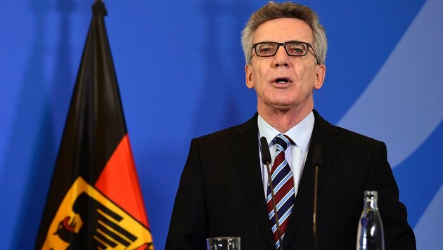 Der deutsche Innenminister Thomas de Maiziere wehrt sich gegen die Attacken aus Ankara. (Bild: AFP)