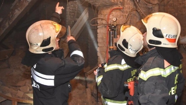 Die Feuerwehr brachte im Keller Stützen an, um ein weiteres Absenken des Bodens zu verhindern. (Bild: APA/MA 68 LICHTBILDSTELLE)