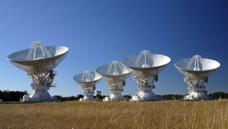 Fünf der sechs Radioteleskope des Australia Telescope Compact Array (Bild: CSIRO)