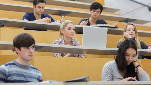 Genç yetişkinler bir konferansta (Bild: thinkstockphotos.de)