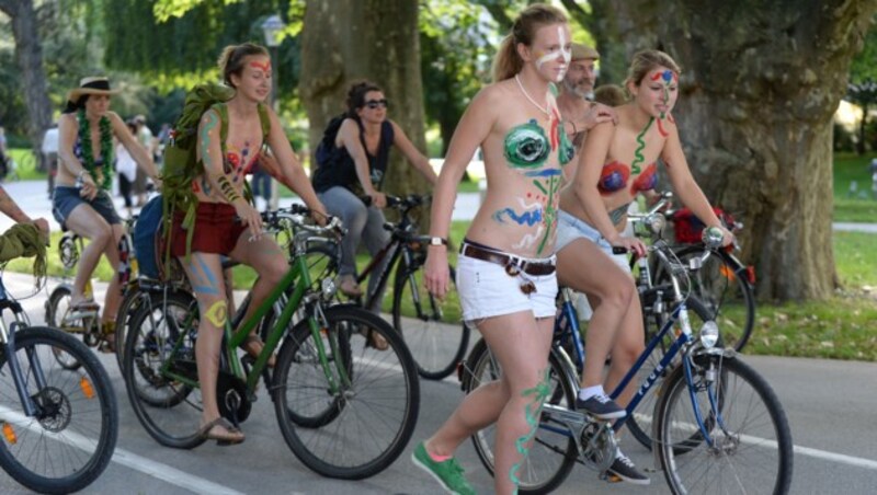 Der "World Naked Bike Ride" 2015 in Salzburg (Bild: APA/BARBARA GINDL)