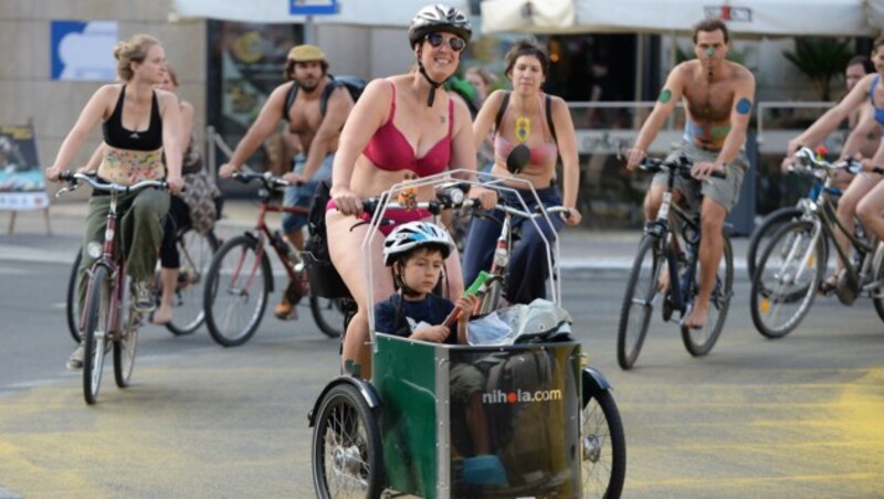 Der "World Naked Bike Ride" 2015 in Salzburg (Bild: APA/BARBARA GINDL)