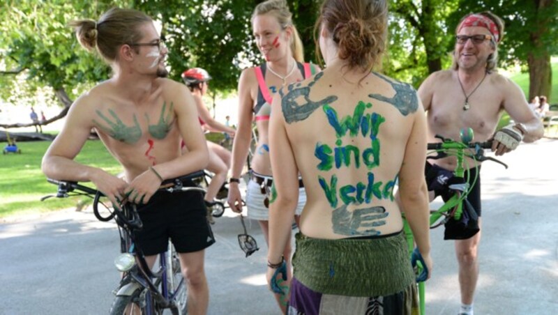 Der "World Naked Bike Ride" 2015 in Salzburg (Bild: APA/BARBARA GINDL)