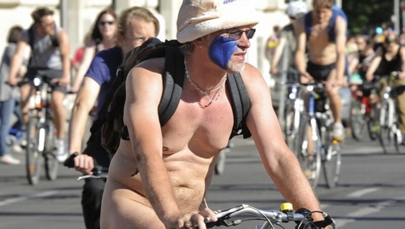 "Naked Bike Ride" 2012 in Wien (Bild: APA/ANDREAS PESSENLEHNER)