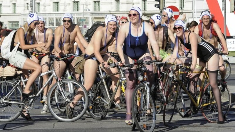 "Naked Bike Ride" 2012 in Wien (Bild: APA/ANDREAS PESSENLEHNER)