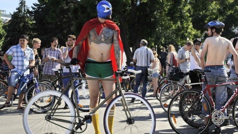 "Naked Bike Ride" 2012 in Wien (Bild: APA/ANDREAS PESSENLEHNER)