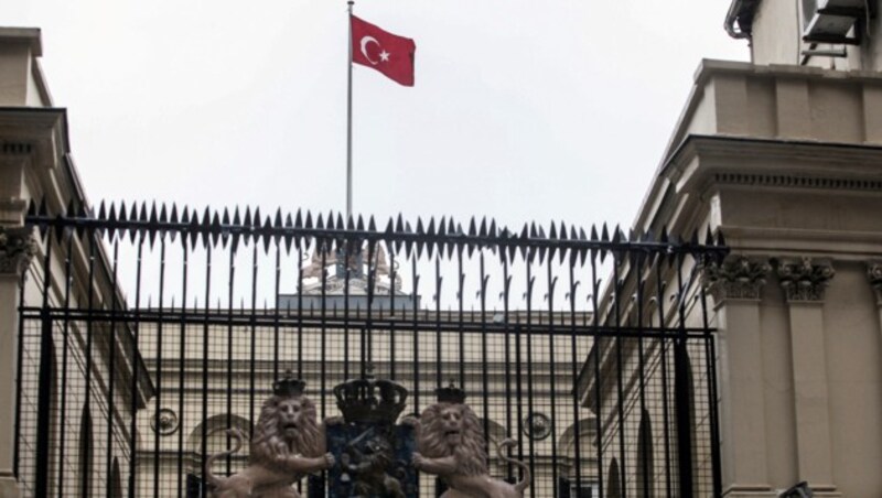 Die türkische Flagge am Dach des niederländischen Konsulats (Bild: ASSOCIATED PRESS)