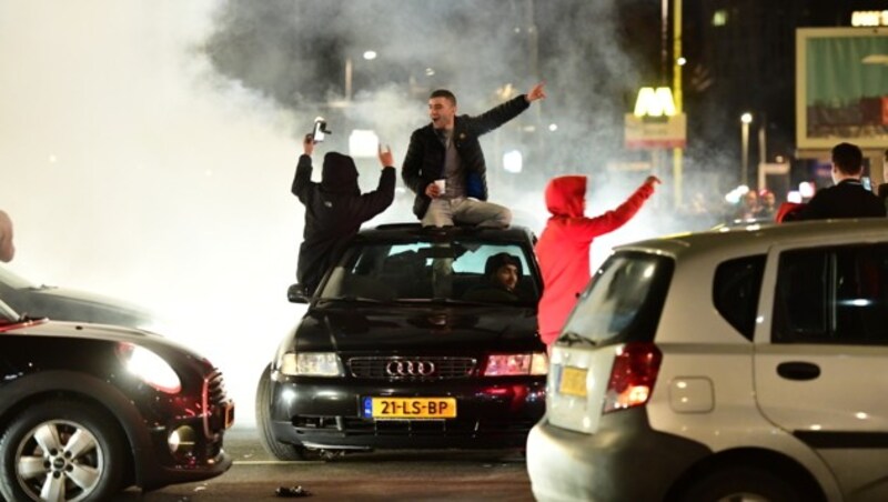 Türkische Demonstranten blockieren eine Straße in Rotterdam. (Bild: AFP)