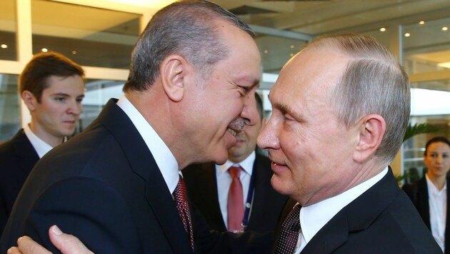 Freundschaftliche Gesten für die Kameras zwischen Putin und Erdogan (Bild: APA/AFP/TURKISH PRESIDENTIAL PRESS OFFICE)