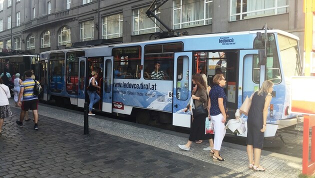 Auf den Tiroler Bergwinter machen bereits Straßenbahnen in Prag Appetit. (Bild: Tom Arne Hanslien)
