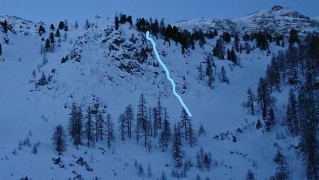 Der 19-jährige Brite stürzte an der im Bild gekennzeichneten Stelle 100 Meter über die Felsstufen ab (Bild: Bergrettung Obertauern/Binggl)