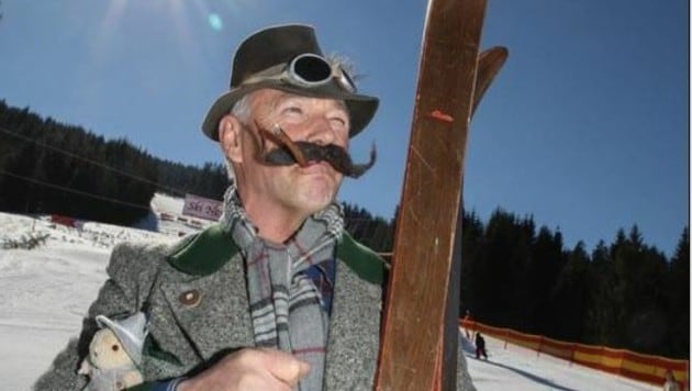 Nostalgie vom Scheitel bis zur Sohle: Sepp Aigner aus Mauterndorf im Ski-Outfit wie anno dazumal (Bild: Franz Neumayr)