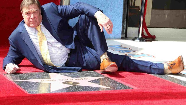 John Goodman räkelte sich vor seinem Stern auf Hollywoodws "Walk of Fame" (Bild: Starpix/Tuma/CP)