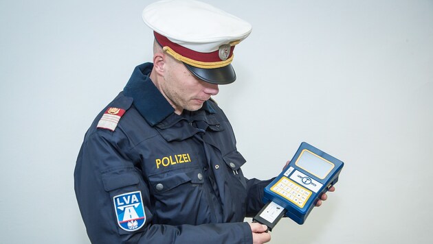 Das neue Drogenschnelltestgerät verspricht eine große Verbesserung für die Polizei. (Bild: BMI/Gerd Pachauer)