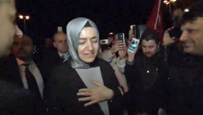 Die türkische Familienministerin Fatma Betül Sayan Kaya am Flughafen Köln-Bonn (Bild: Screenshot/Ruptly.TV)