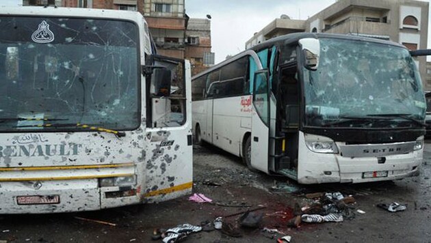 Zerstörte Busse und blutiger Asphalt nach den Anschlägen in Damaskus (Bild: ASSOCIATED PRESS)