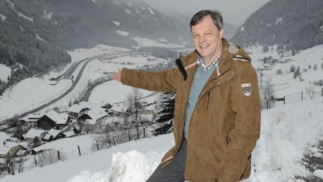 Bürgermeister Alfred Pfeifenberger blickt auf die schneebedeckte Einhausung auf der A10. (Bild: Roland Holitzky)