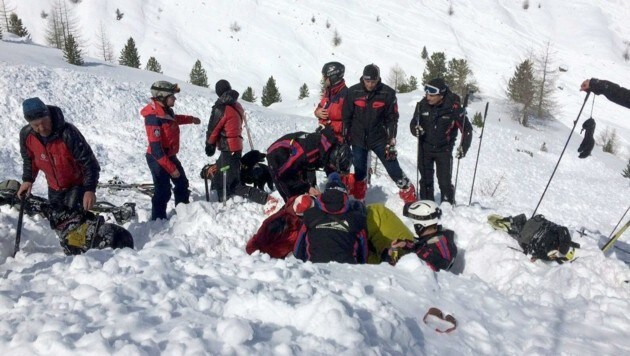 Der in Sölden verschüttete Snowboarder wurde von Bergrettern aus der Lawine gezogen. (Bild: APA/ZEITUNGSFOTO.AT)