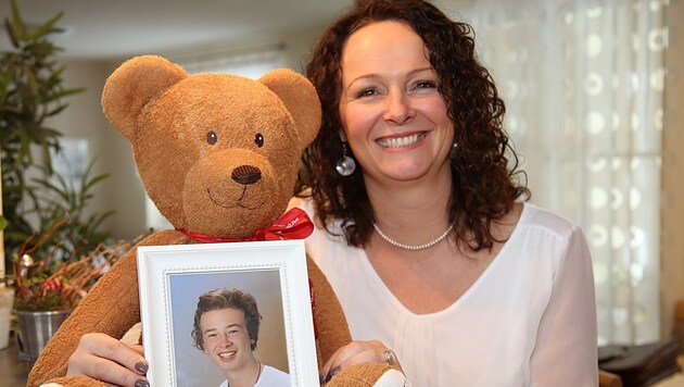 Michaela Altendorfer, die Präsidentin der Herzkinder, mit einem Foto ihres Sohnes. (Bild: Marion Hörmandinger)